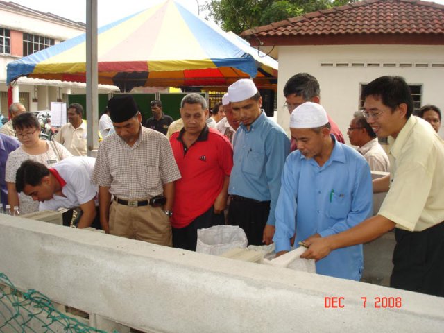 Tetamu mendengar penerangan projek membuat Kompos Br Tasek Mutiara oleh En Loh Nam Ang pada 7-12-2008